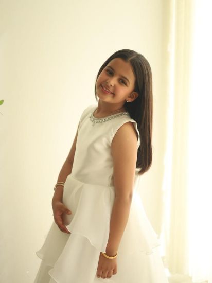 صورة فستان سهرة أبيض للأميرات يجمع بين الفخامة و الاناقة